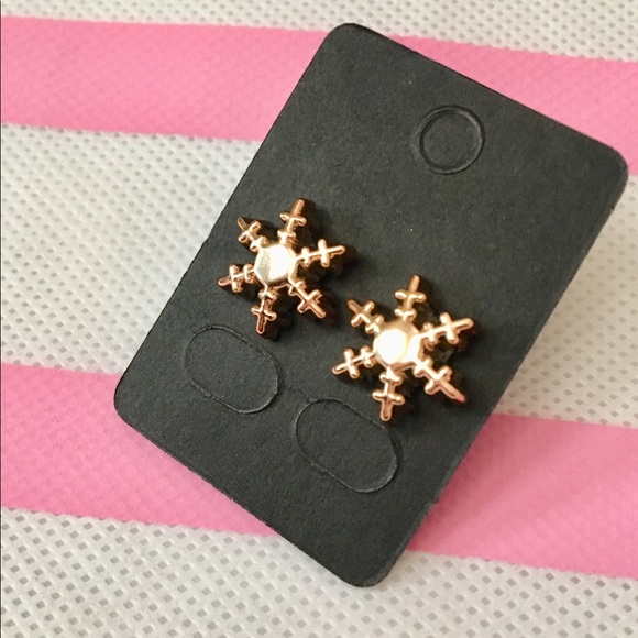 ✨Beautiful Gold Color Stud Earrings ✨NWT🏷 - Picture 5 of 9